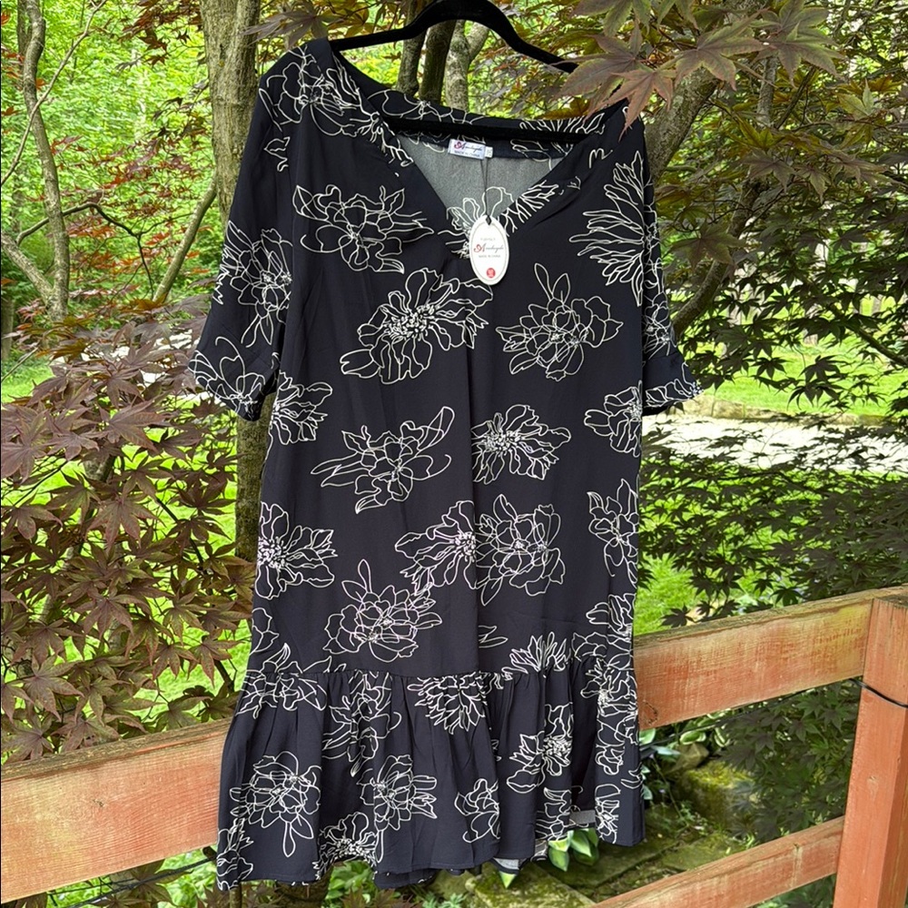 NWT Black and White Floral short sleeve Midi Dress, size XXL